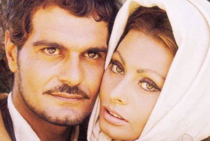 عمر الشريف مع الحسناء صوفيا لورين بعدسة ميلتون جريني عام 1966.