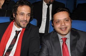 محمد هنيدي ويوسف الشريف خلال تكريمهما عن مشاركتهما في أغنية &quot;مصر قريبة&quot;