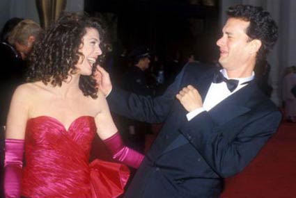 الممثل الأمريكي توم هانكس برفقة زوجته الممثلة الأمريكية ريتا ويلسون في حفل الاوسكار عام 1989