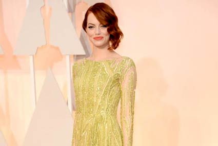 الممثلة الأمريكية إيما ستون في حفل الاوسكار عام2015
