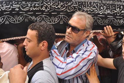 فاروق الفيشاوي يحمل نعش الراحل عمر الشريف إلى مثواه الأخير