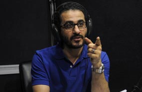 صورة لحلمي أثناء تسجيل المسلسل الإذاعي &quot;جرى إيه يا عمر&quot; 