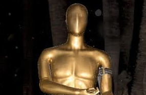 تمثال مقلد للأوسكار وهو يتعاطى الهروين