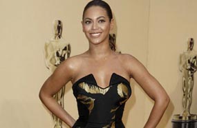 بيونسيه عام 2009 ارتدت فستان من تصميم والدتها، ولكنه لم ينل إعجاب الصحف المتخصصة، وأدركوا أنها تحاول سبقا الموضة والتصاميم ولكنها عادت للوراء.