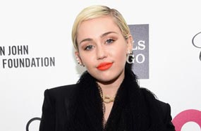 سايرس تترك حفل &quot;كوتشيللا&quot; لتتفرغ للعمل مع منتجها بالاستوديو