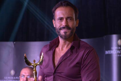 يوسف الشريف بدرعه التكريمي