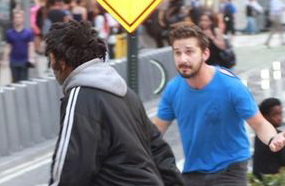 شيا لابوف يطارد رجل مشرد للحصول علي قبعته