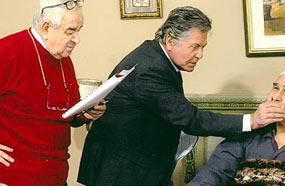 حسين فهمي وعبد الرحمن أبو زهرة والمخرج محمد عبد العزيز أثناء التصوير في فرنسا