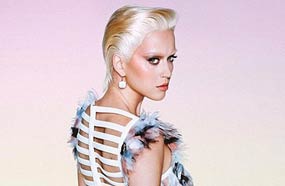 كاتي بيري بشعرها الأشقر