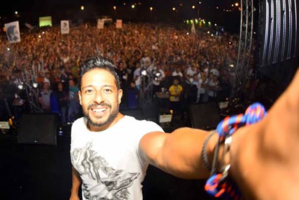 حماقي وسيلفي مع الجمهور