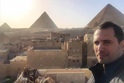 ظافر العابدين أمام الأهرامات في أول يوم تصوير في مسلسل &quot;الخروج&quot;