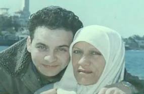 مصطفى قمر مع والدته