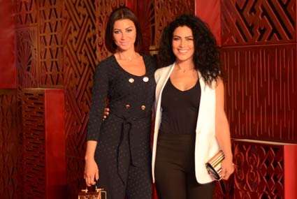 الحقيبة يصل سعرها لـ1000 دولار تقريبا، في يد أروى جودة