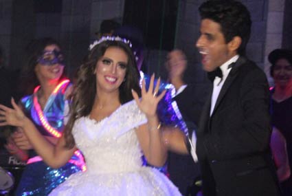 حمدي وإسراء بدلا ثياب الزفاف بأخرى