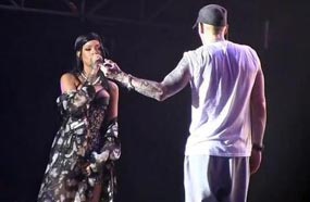 ريانا تفاجئ جمهور على المسرح