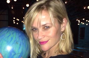 ريس ويذرسبون تحتفل بعيد ميلادها بلعب &quot;البولينج&quot;