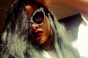 ريانا تصبغ شعرها باللون الرمادي