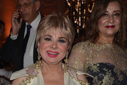 إطلالة فادية عبد الغني بشعرها الأصفر القصير لفتت الأنظار