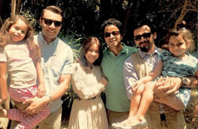 شيرين وفريق العمل مع ابنتيها