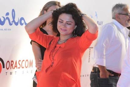 فرح يوسف تستعرض حملها في العرض الخاص لفيلم &quot;فوتو كوبي&quot; في مهرجان الجونة