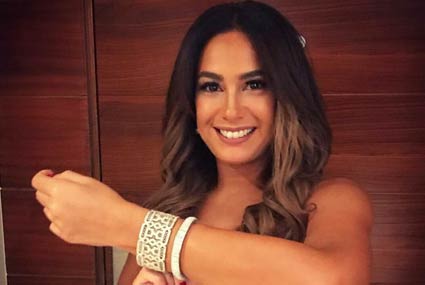 هند صبري اختارت الأساور العريض من محلات المواردي المصرية لتصميم الذهب والمجوهرات.