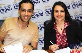 رامي جمال مع هالة حجازي لحظة توقيع عقد انضمامه للشركة