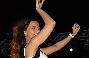 راندا ولحظة اندماج مع الجمهور في حفل نادي 15 مايو