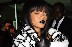 ريانا بملابس شبه عارية في أسبوع الموضة بباريس