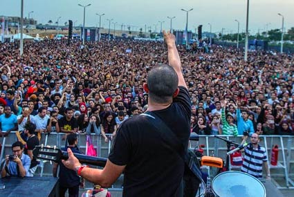 نفس المزيكا، نفس الوقت، مدينتين مختلفتين: ريد بُل في الشارع يصنع التاريخ