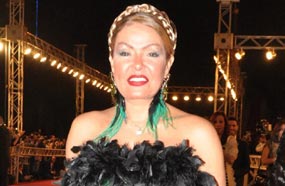 لوسي على الجادة الحمراء قبل وضع الشال الشال الأسود