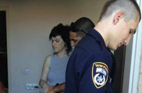 الشرطة الإسرائيلة تسلم ريم بنا &quot;إبلاغ&quot; التحقيق معها