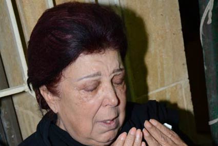 ملامح الحزن تكسو وجه الفنانة رجاء الجداوي زوجه الكابتن حسن مختار