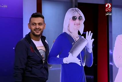 رامز جلال مع نموذج لإحدى شخصياته التنكرية في &quot;رامز واكل الجو&quot;