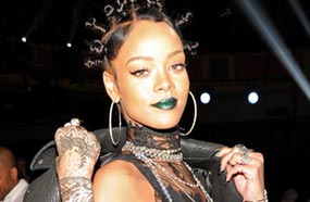 المطربة السمراء ريانا تلفت الأنظار بتسريحة شعرها الطريفة التي ظهرت بها في حفل جوائز "iHeart Radio"