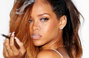ريانا‎ مع سيجارتها في جلسة تصوير خاصة