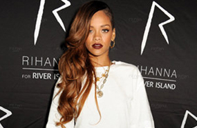 ريانا في بنطلونين جينز من تصميمها