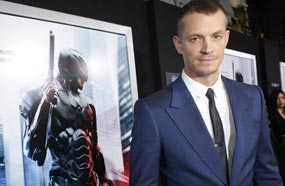 بطل فيلم Robocop جويل كينامان أمام بوستر العمل في العرض الخاص