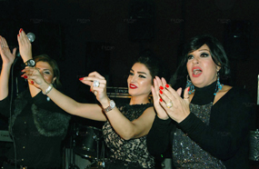 فيفي عبد تشجع روجينا على الرقص