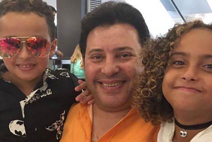 هانى شاكر مع  أحفاده مجدي و ماليكة في بيروت 