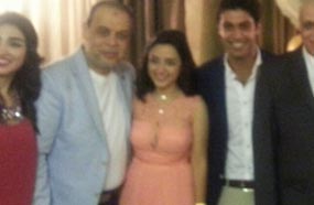 صورة جماعية للعروسين وأسرتيهما