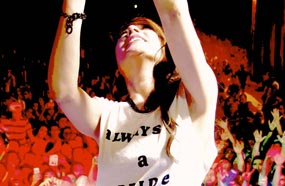 ساندي تلتقط صورة "سيلفي" مع جمهورها في طنطا