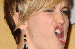 حظيت جينيفر لورانس ببعض المرح في المؤتمر الصحفي الذي أقيم عقب الحفل، بالظهور بهذه الغمزة والإطلالة الطريفة