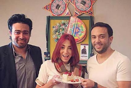 ساندي مع محمد شعبان مسئول شركة &quot;ايجبت لينكس&quot; وشقيها 