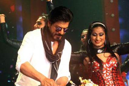 شاه روخ خان يقطع "تورتة" عيد ميلاده