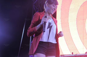 ساندي خلال الحفل