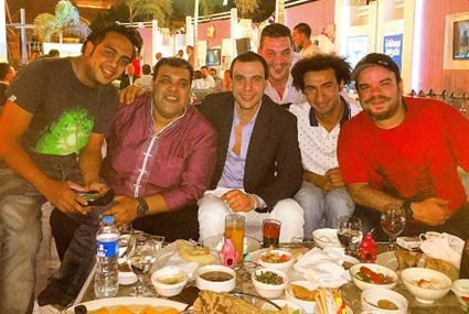 محمد إمام

التقى الفنان محمد إمام ببعض من أبطال &quot;مسرح مصر&quot; وفنانين يشاركوه في أحدث أفلامه &quot;جحيم في الهند&quot; وذلك في إحدى سهرات السحور، ونشر صورة من جلسته معهم وعلق عليها : &quot;ألذ ناس تتسحر معاهم&quot;.
