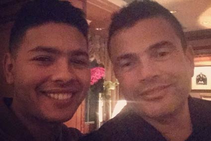 محمد شاهين

نشر المطرب الشاب محمد شاهين صورة Selfie جمعته بالمطرب المصري عمرو دياب، ووصف شاهين صورته مع "الهضبة" بأنها صورة للتاريخ.
