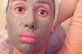 ياسمين رئيس

شاركت الممثلة ياسمين رئيس متابعيها بلحظات الإسترخاء الخاصة بها، ونشرت صورة لها وهى تضع قناع للعناية بالبشرة، وتنظر بدهشة جعلت محبيها يضحكون على شكلها.
