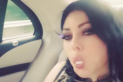 هيفاء وهبي استغلت طريق ذهابها للتصوير وانتهت من تصوير فيديو تظهر فيه العديد من لحظات جنانها، هاهي وهي تلهو بالعلكة على سبيل المثال!