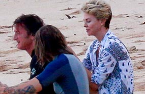 تشارليز ثيرون مع شون بن في هاواي